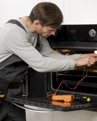 service-maintenance-worker-repairing